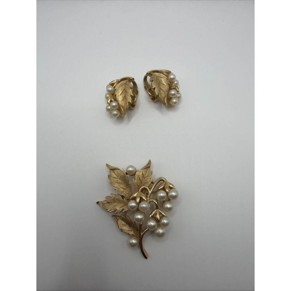 Vintage TRIFARI Brooch Earring Set Oak Leaf Glass Pearl Gold Tone